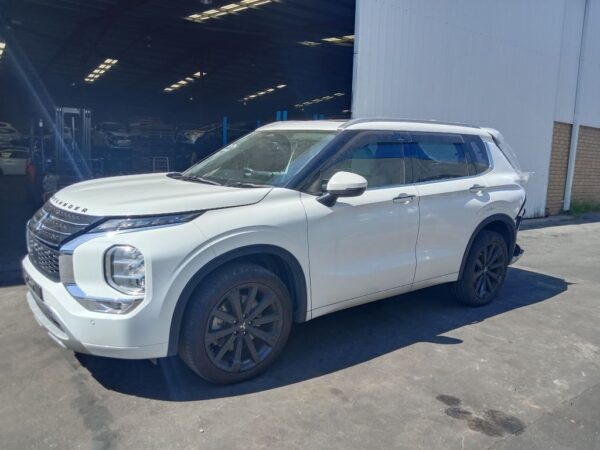 P5201 - Mitsubishi outlander 2022 White Wrecking - Image 12