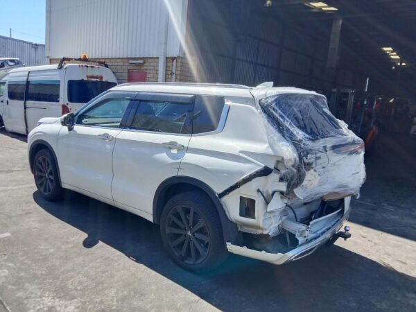 P5201 - Mitsubishi outlander 2022 White Wrecking - Image 13