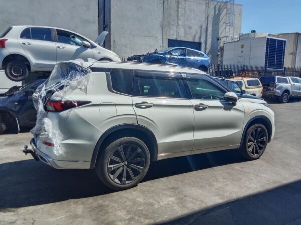 P5201 - Mitsubishi outlander 2022 White Wrecking - Image 15