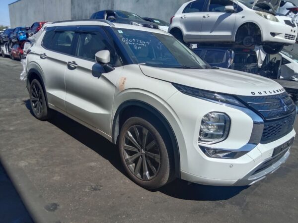 P5201 - Mitsubishi outlander 2022 White Wrecking - Image 16
