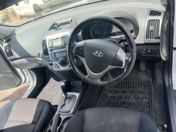 P5203 - Hyundai i30 2008 White Wrecking - Image 3