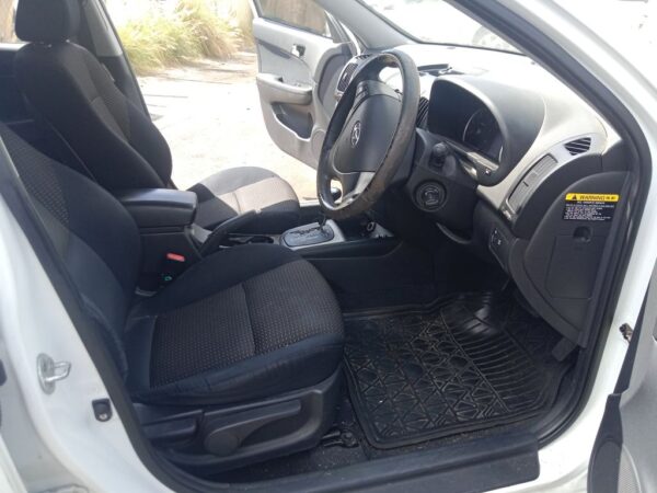 P5203 - Hyundai i30 2008 White Wrecking - Image 4