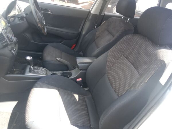 P5203 - Hyundai i30 2008 White Wrecking - Image 6