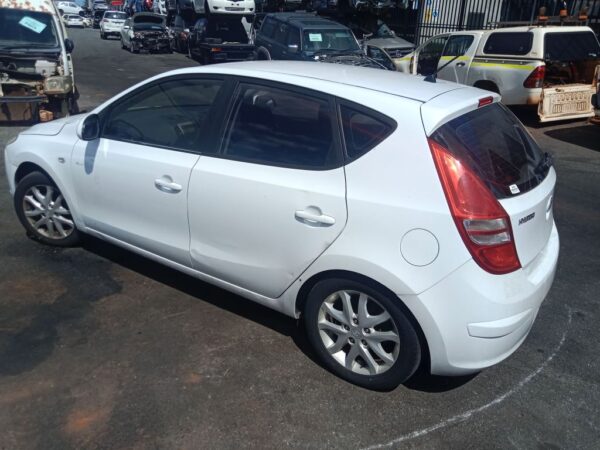 P5203 - Hyundai i30 2008 White Wrecking - Image 11