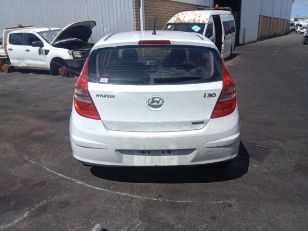 P5203 - Hyundai i30 2008 White Wrecking - Image 12