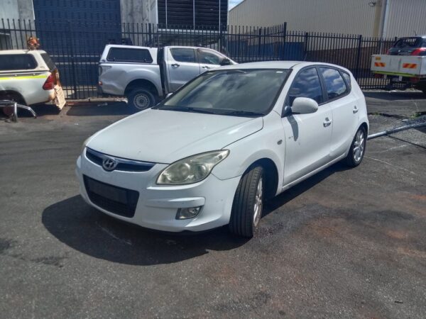 P5203 - Hyundai i30 2008 White Wrecking - Image 16