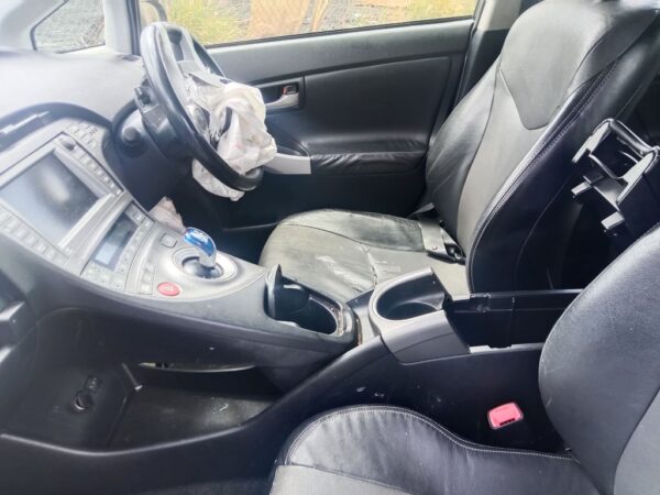 P5204 - Toyota Prius Hybrid 2013 Silver Wrecking - Image 4