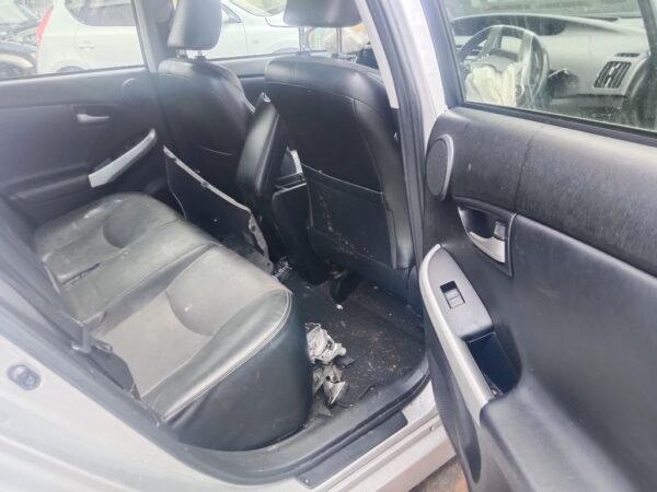 P5204 - Toyota Prius Hybrid 2013 Silver Wrecking - Image 6