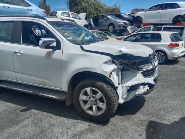 P5205 - Holden Colorado 2015 White Wrecking - Image 9