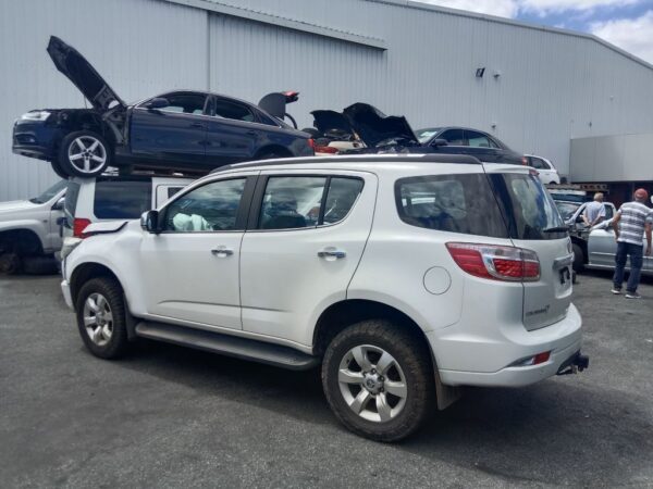 P5205 - Holden Colorado 2015 White Wrecking - Image 15
