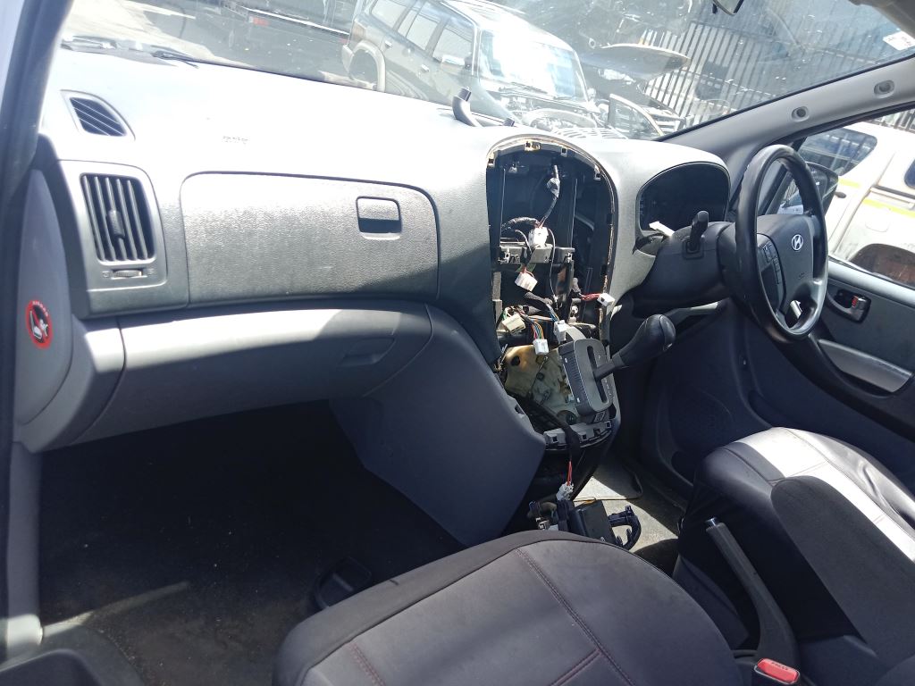 P5206 - Hyundai IMAX 2013 White Wrecking - Image 4