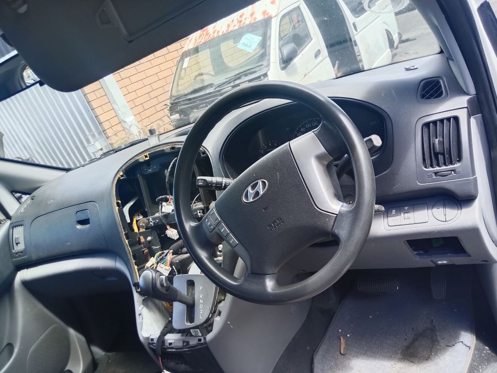 P5206 - Hyundai IMAX 2013 White Wrecking - Image 6