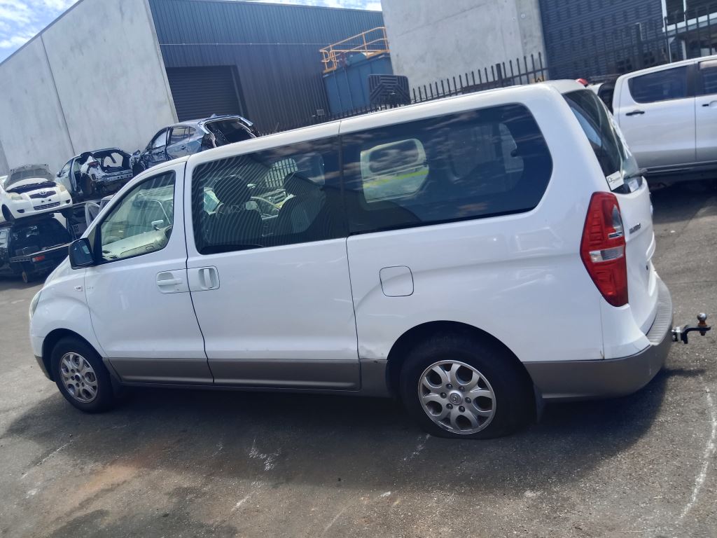 P5206 - Hyundai IMAX 2013 White Wrecking - Image 9