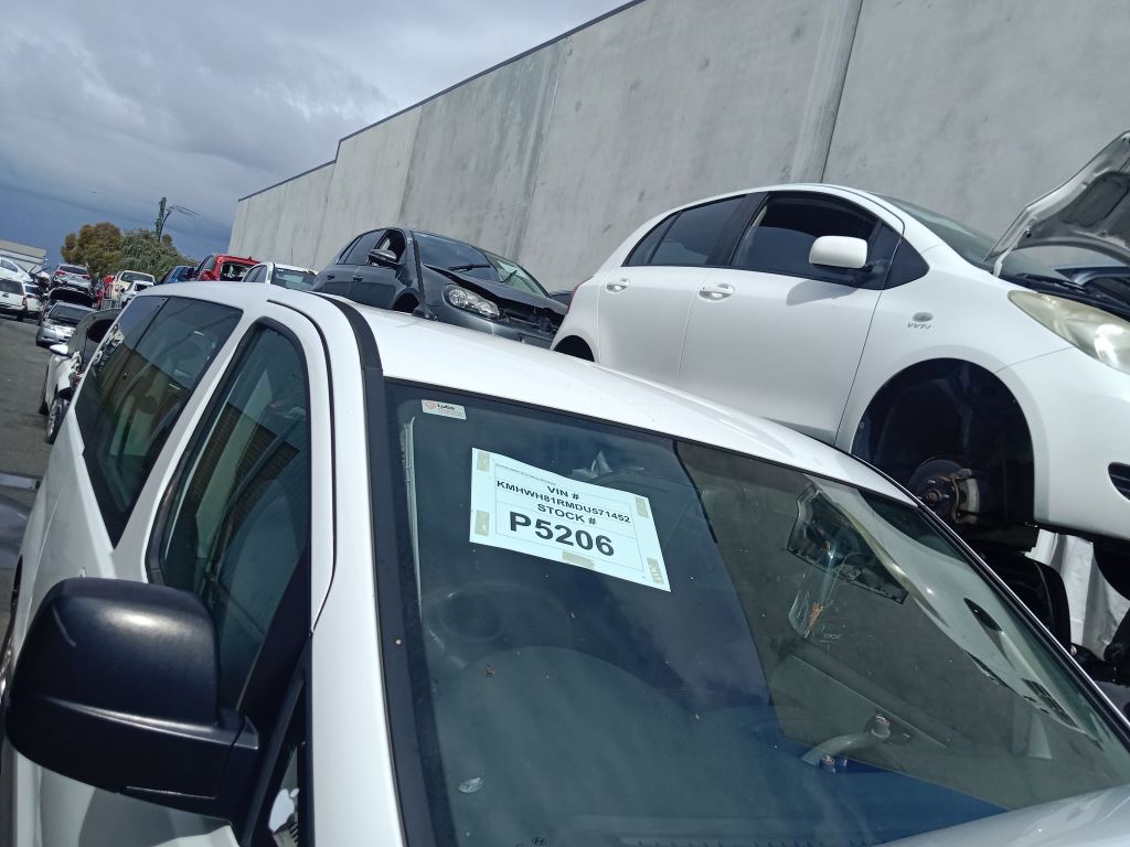 P5206 - Hyundai IMAX 2013 White Wrecking - Image 10