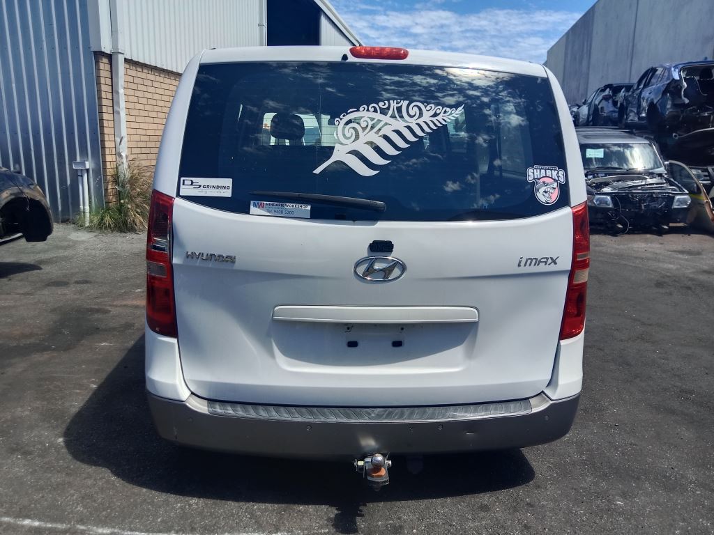 P5206 - Hyundai IMAX 2013 White Wrecking - Image 12