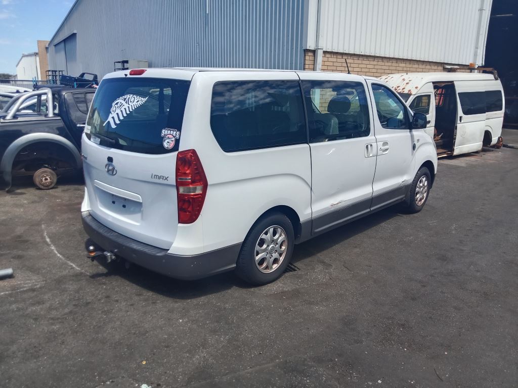 P5206 - Hyundai IMAX 2013 White Wrecking - Image 14