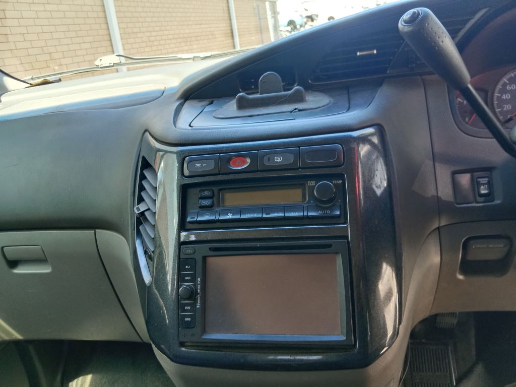 P5219 - Nissan Elgrand 2000 White Wrecking - Image 3