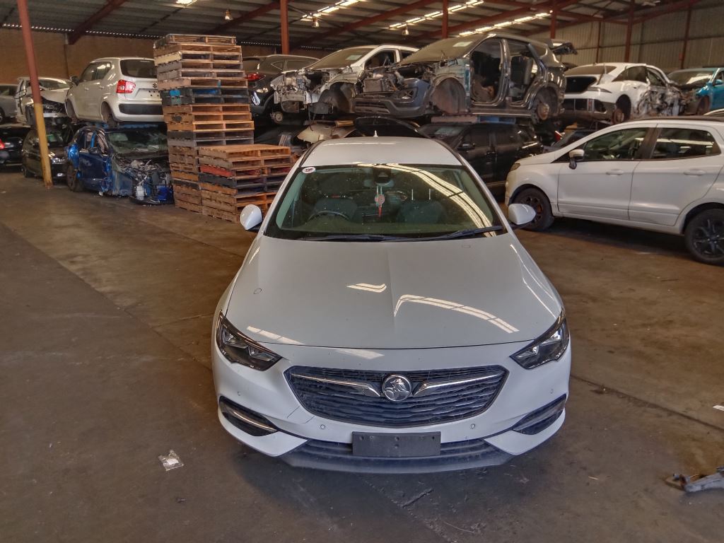 P5237 - Holden Commodore 2019 White Wrecking