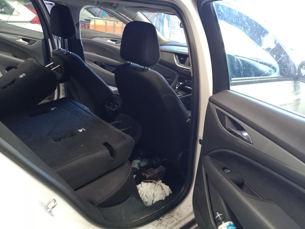 P5237 - Holden Commodore 2019 White Wrecking - Image 3