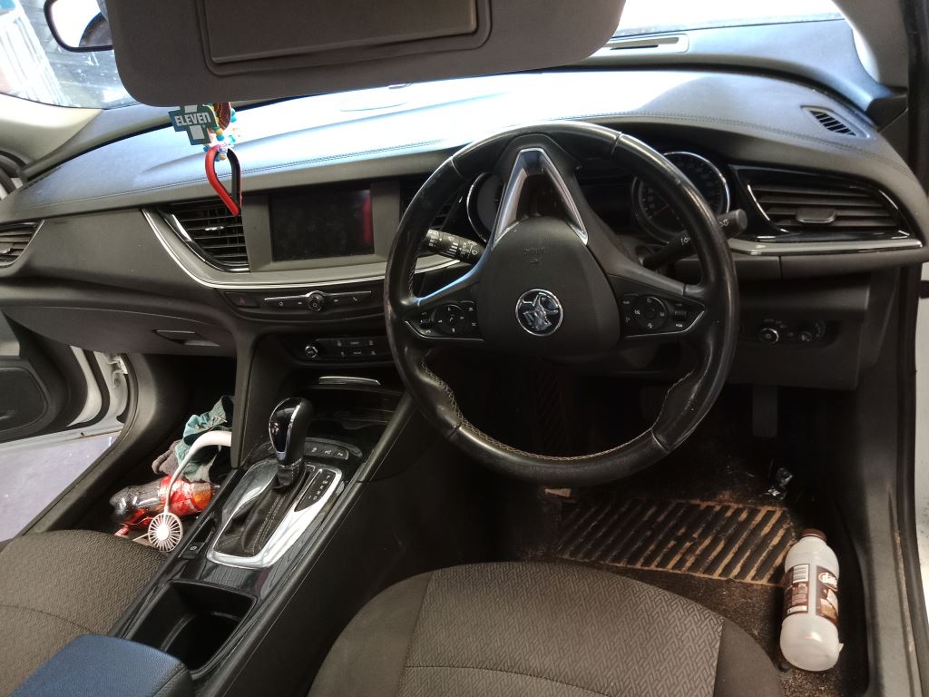 P5237 - Holden Commodore 2019 White Wrecking - Image 5