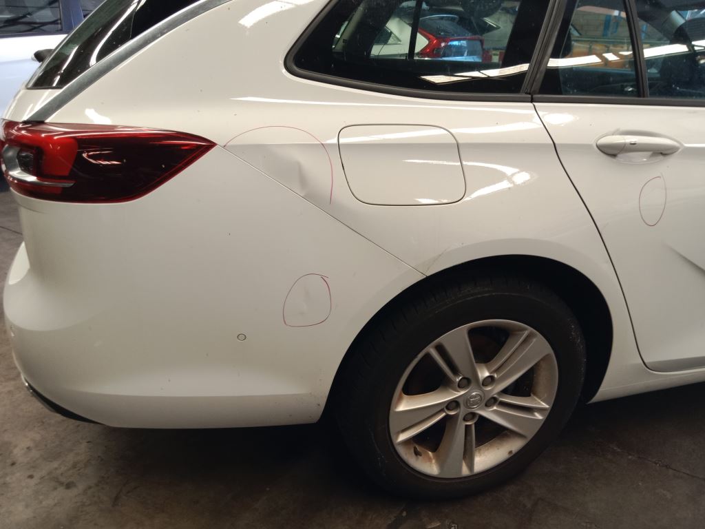 P5237 - Holden Commodore 2019 White Wrecking - Image 6