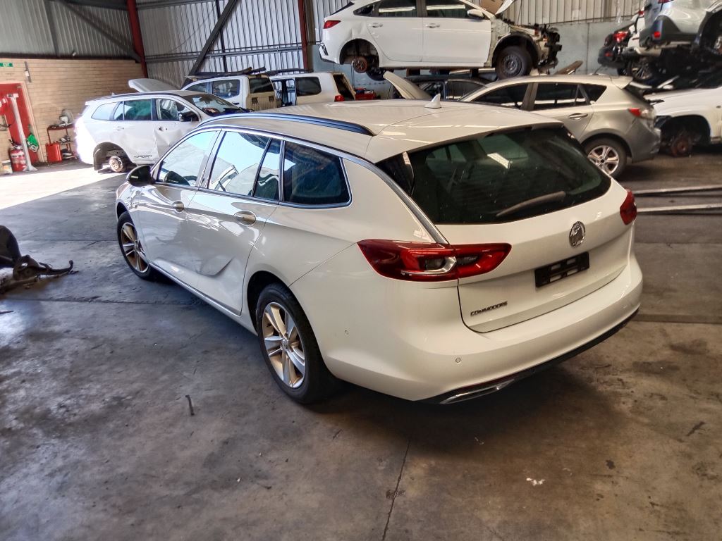 P5237 - Holden Commodore 2019 White Wrecking - Image 9