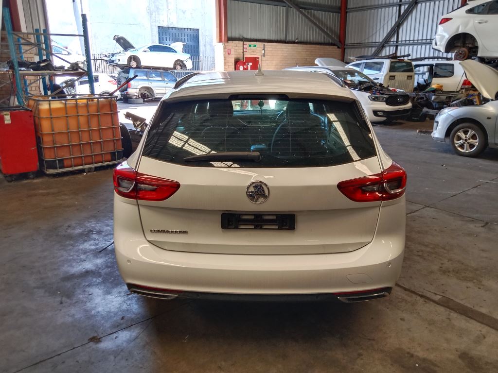 P5237 - Holden Commodore 2019 White Wrecking - Image 11