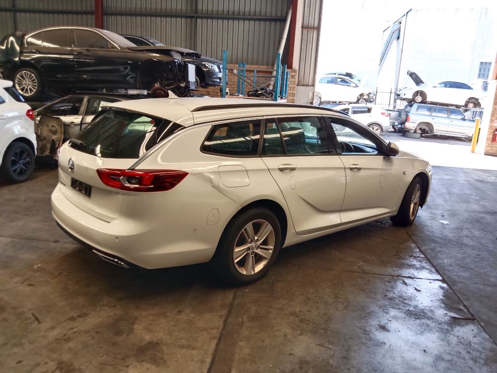 P5237 - Holden Commodore 2019 White Wrecking - Image 12