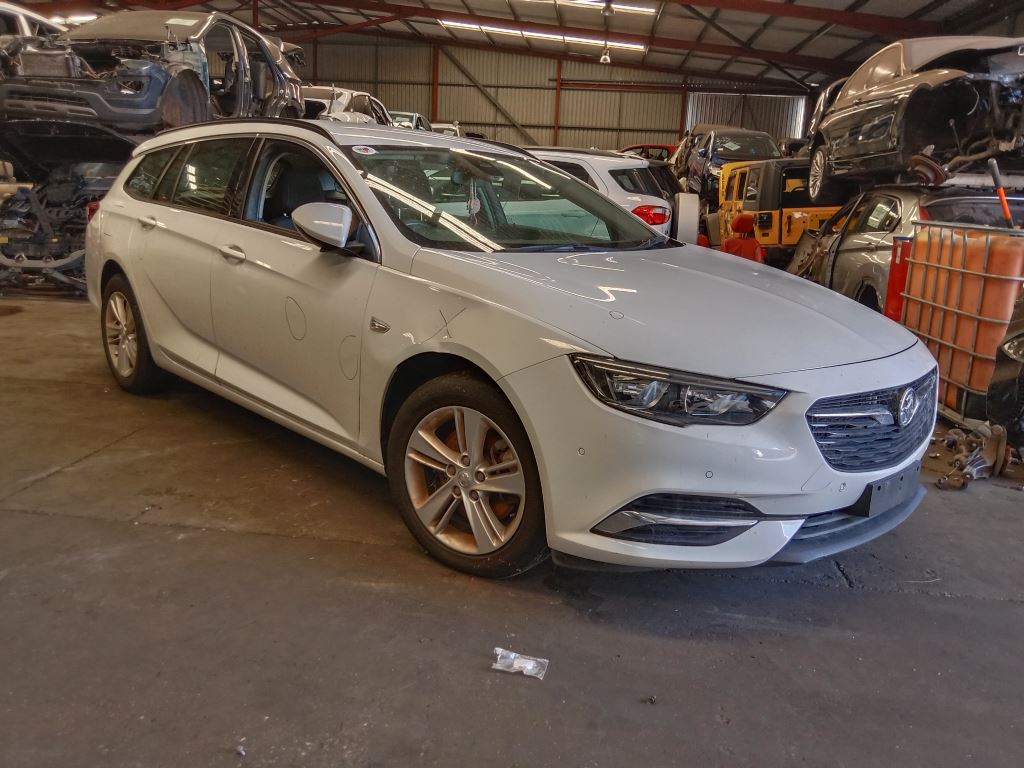 P5237 - Holden Commodore 2019 White Wrecking - Image 15