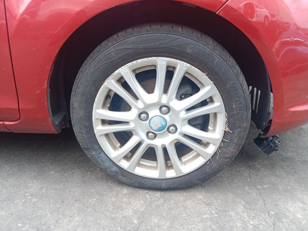 P5249 - Ford Fiesta 2015 Red Wrecking - Image 7