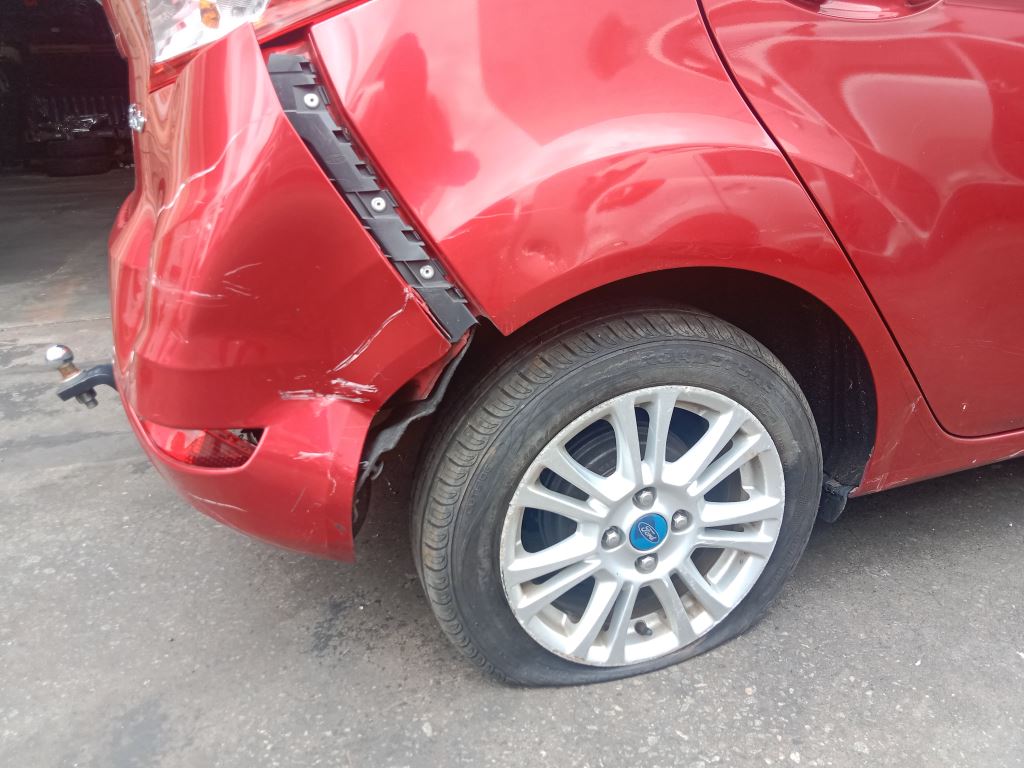 P5249 - Ford Fiesta 2015 Red Wrecking - Image 11