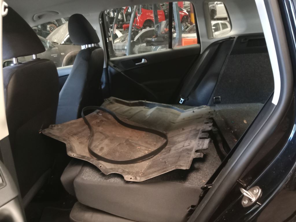 P5266 - Volkswagen Tiguan 2014 Black Wrecking - Image 4