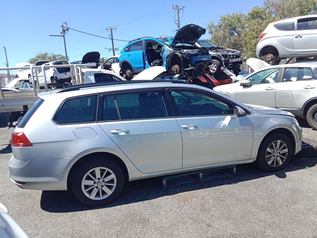 P5268 - Volkswagen golf TSI 2014 Silver Wrecking - Image 11