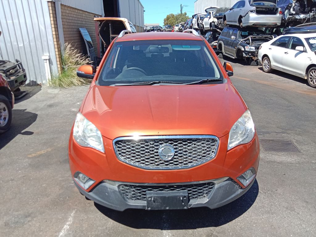 P5269 - SsangYong Korando 2012 orange Wrecking