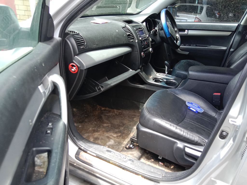 P5278 - Kia Sorento 2011 Silver Wrecking - Image 2