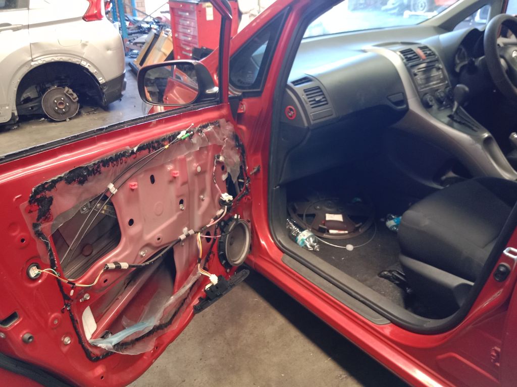 P5327 - Toyota corolla hatchback 2007 Red Wrecking - Image 3