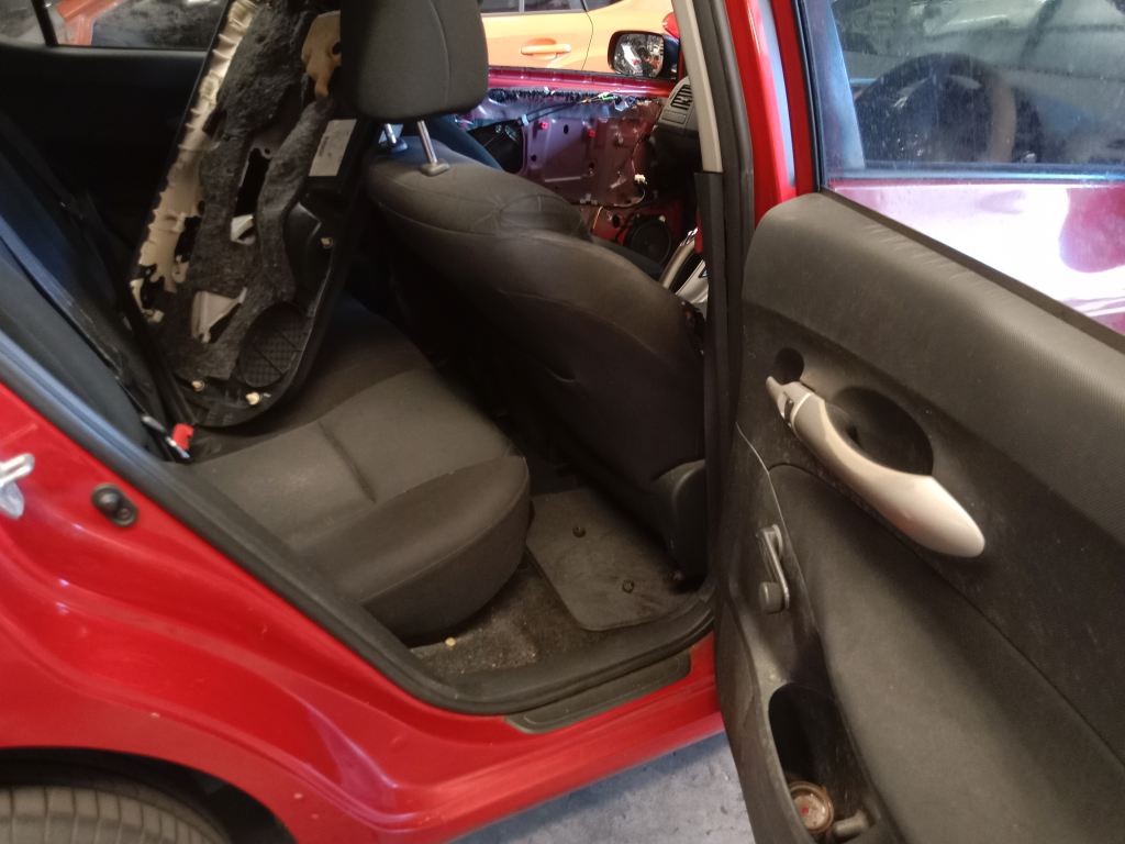 P5327 - Toyota corolla hatchback 2007 Red Wrecking - Image 6