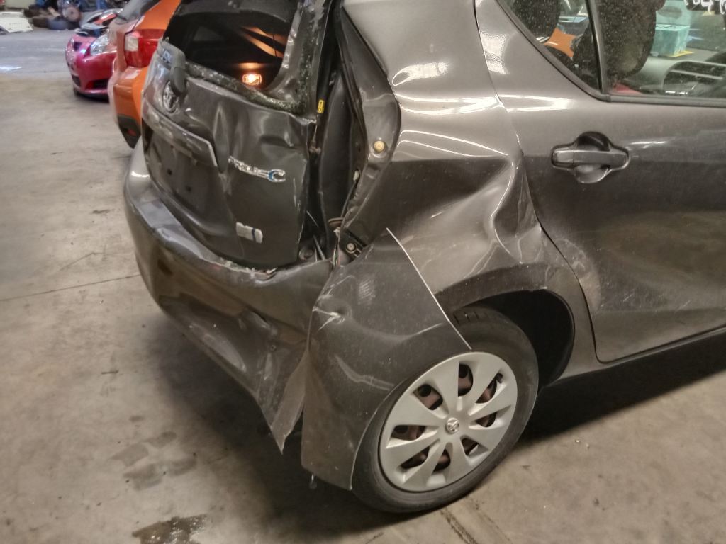 P5328 - Toyota Prius Hybrid 2014 Grey Wrecking - Image 2
