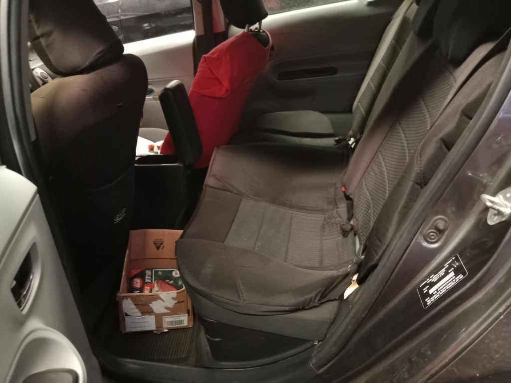 P5328 - Toyota Prius Hybrid 2014 Grey Wrecking - Image 11