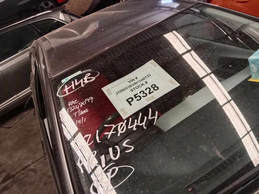 P5328 - Toyota Prius Hybrid 2014 Grey Wrecking - Image 12