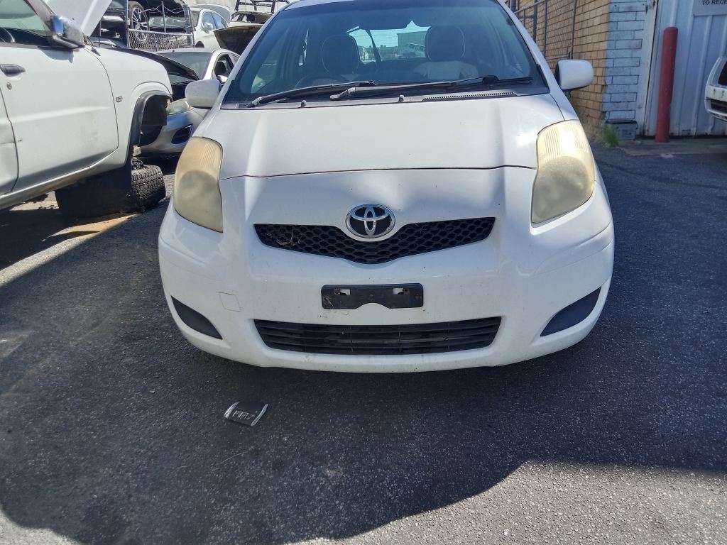 P5332 - Toyota Yaris 2010 White Wrecking
