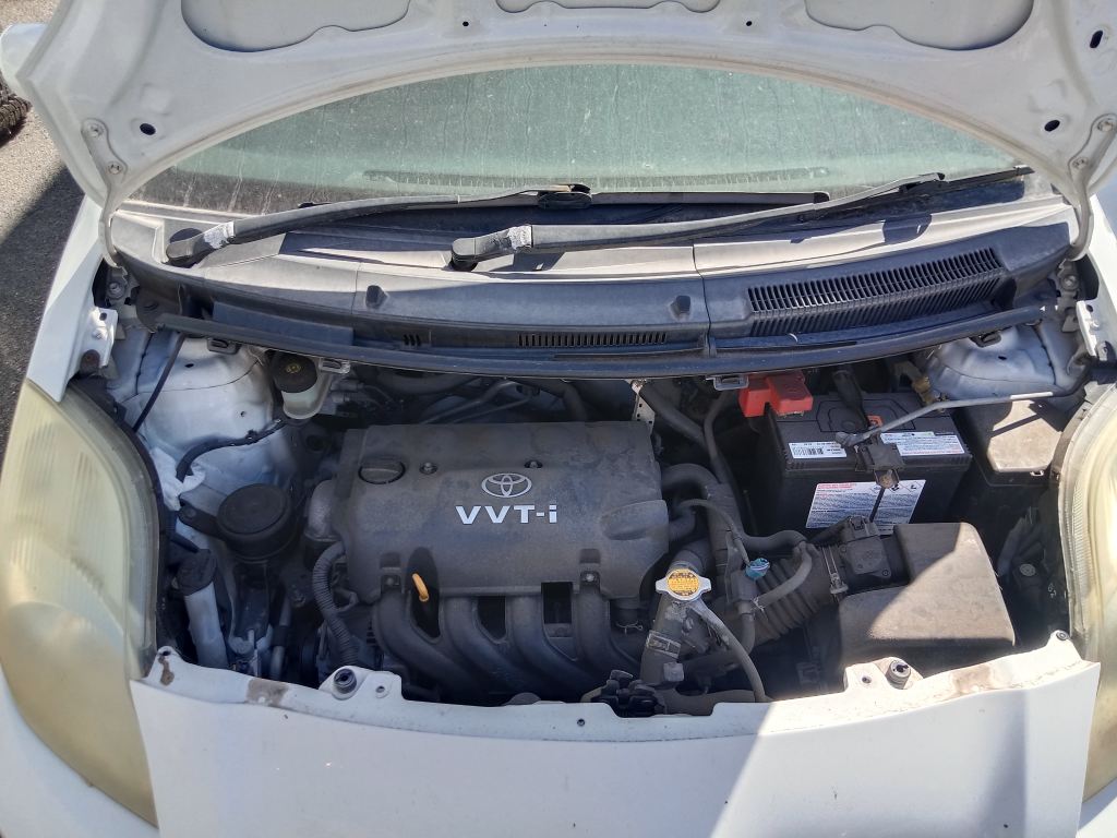 P5332 - Toyota Yaris 2010 White Wrecking - Image 2