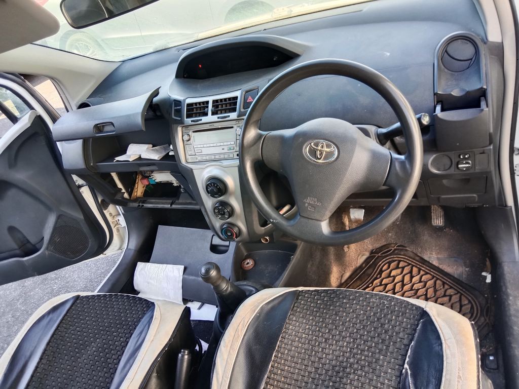 P5332 - Toyota Yaris 2010 White Wrecking - Image 4