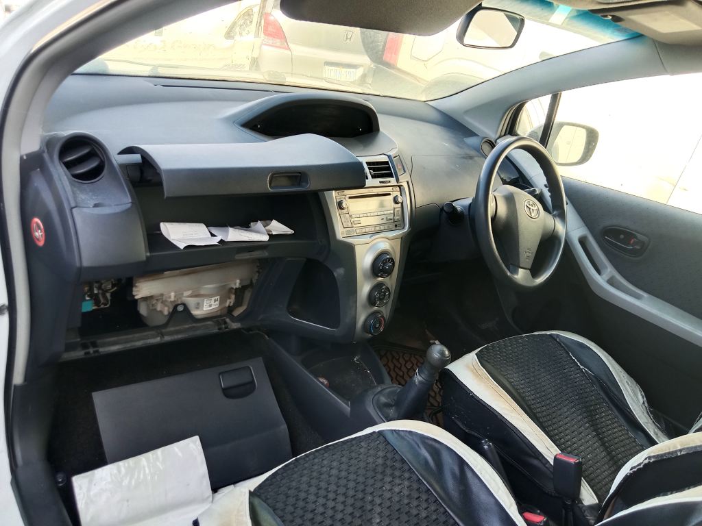 P5332 - Toyota Yaris 2010 White Wrecking - Image 5