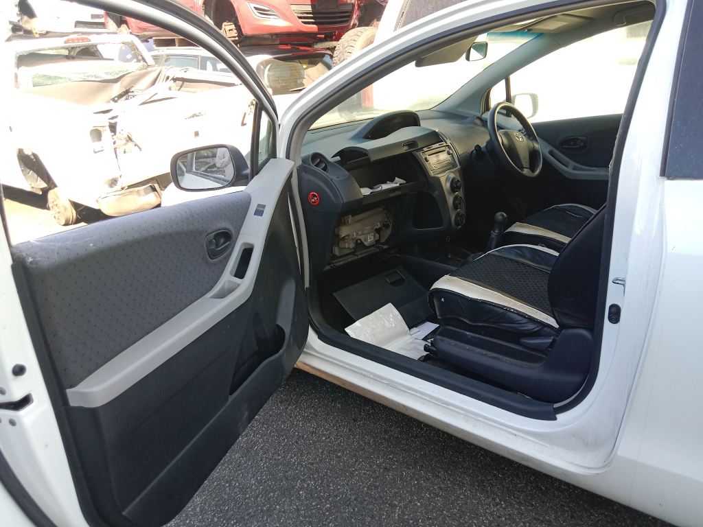 P5332 - Toyota Yaris 2010 White Wrecking - Image 6