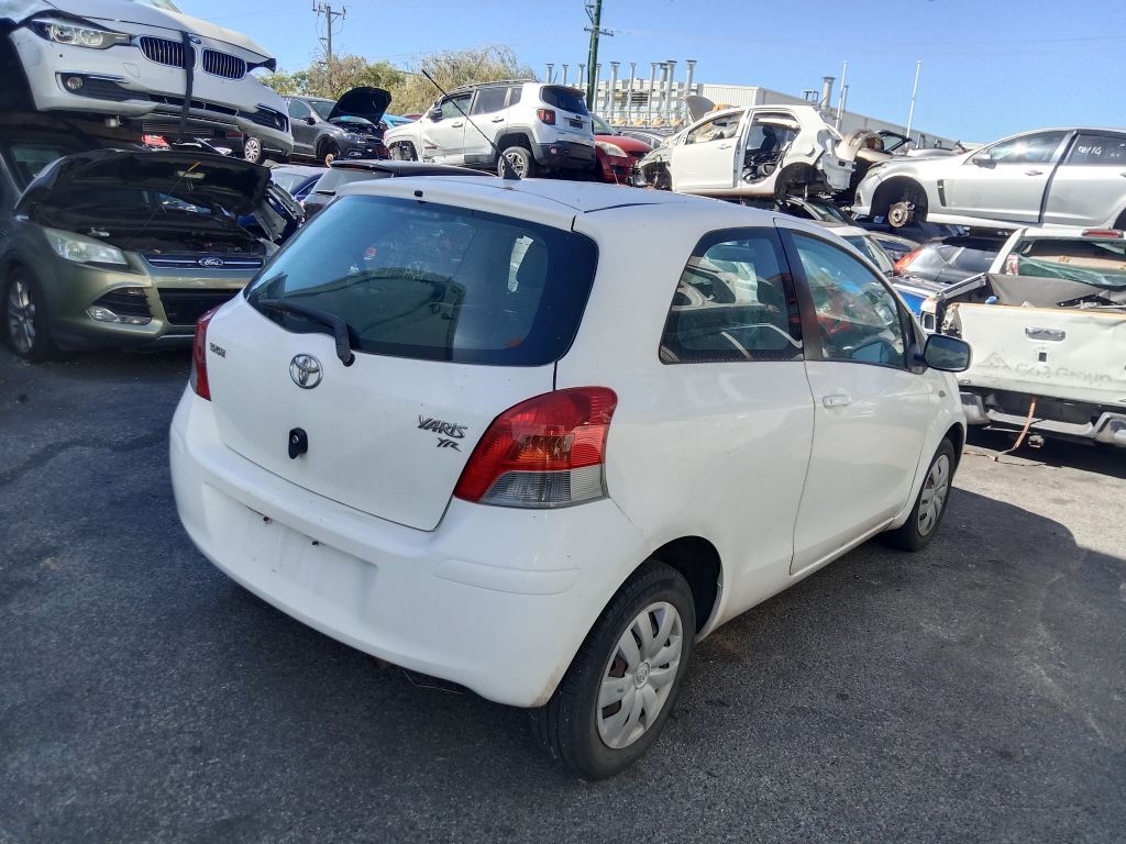 P5332 - Toyota Yaris 2010 White Wrecking - Image 11