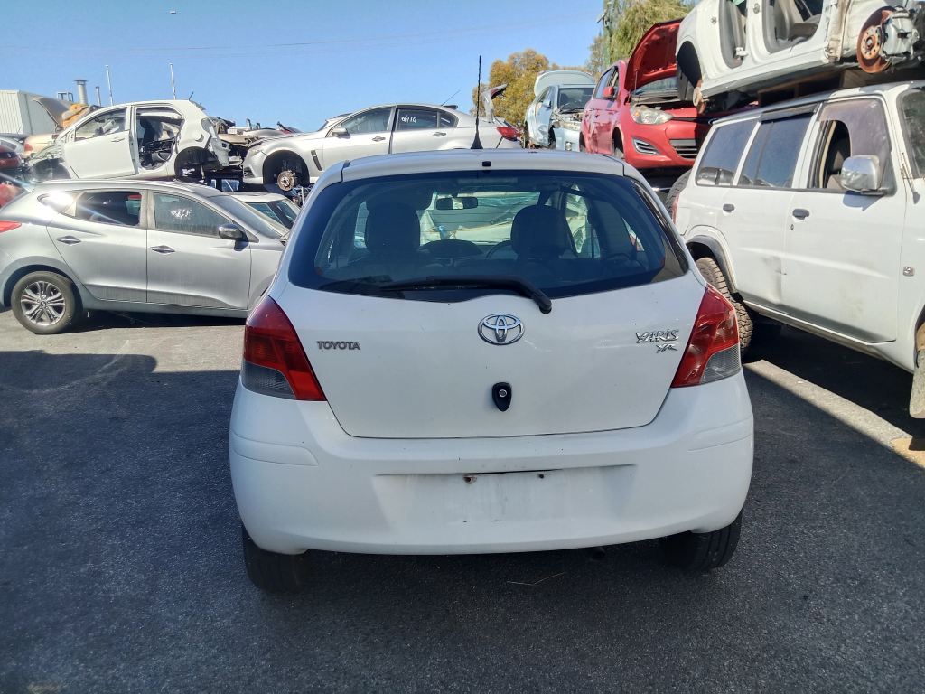 P5332 - Toyota Yaris 2010 White Wrecking - Image 12