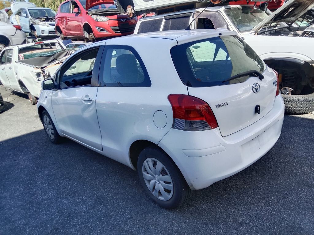 P5332 - Toyota Yaris 2010 White Wrecking - Image 13