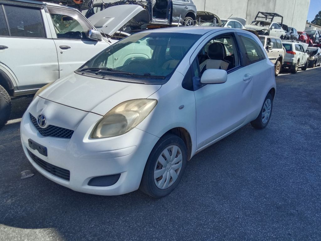 P5332 - Toyota Yaris 2010 White Wrecking - Image 15