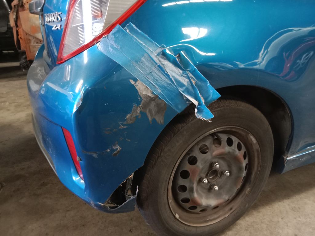 P5338 - Toyota Yaris 2011 Blue Wrecking - Image 10